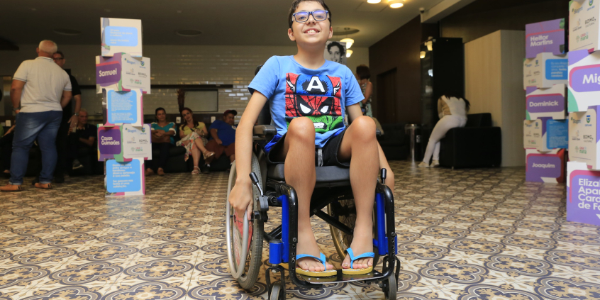 menino em cadeiras de rodas