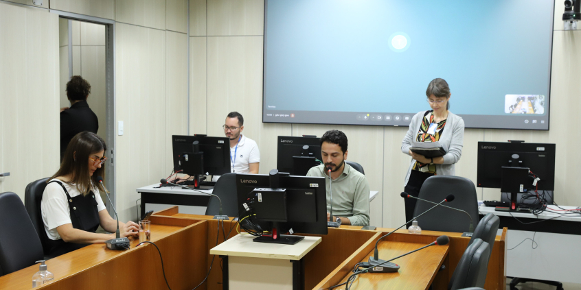 Vereadores em reunião de comissão na CMBH