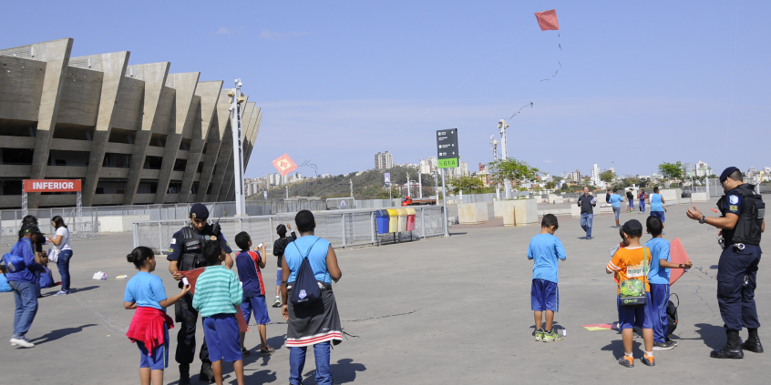 crianças brincam e soltam pipa na esplanada do estádio mineirão