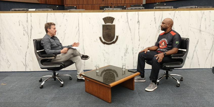 O jornalista Carlos Freitas entrevista o vereador Cleiton Xavier no Plenário Amintas de Barros