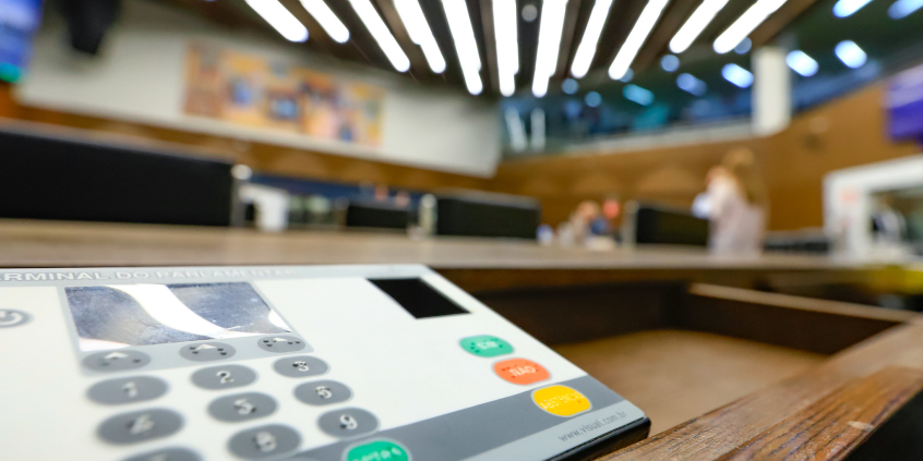 Equipamento para votação por parte dos vereadores com o Plenário da CMBH ao fundo