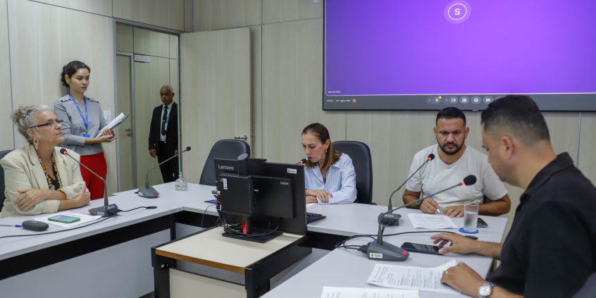 parlamentares presentes em reunião de comissão