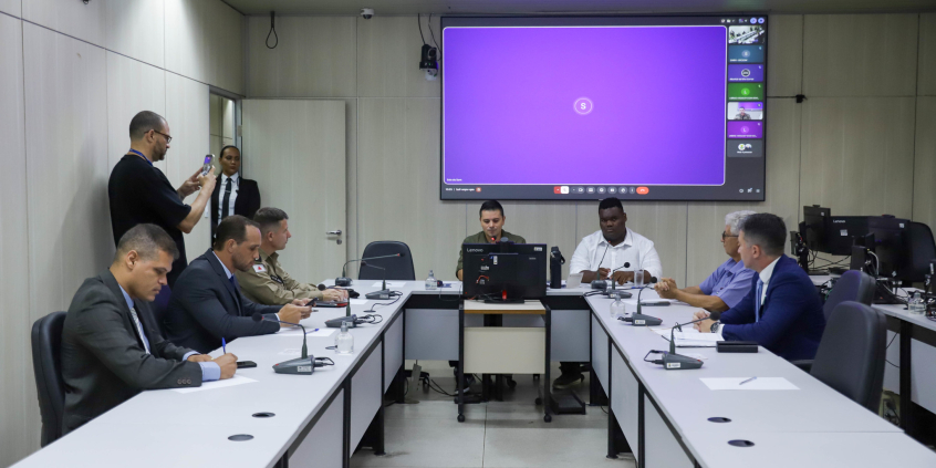 parlamentares e participantes presentes em audiência pública na câmara municipal de bh