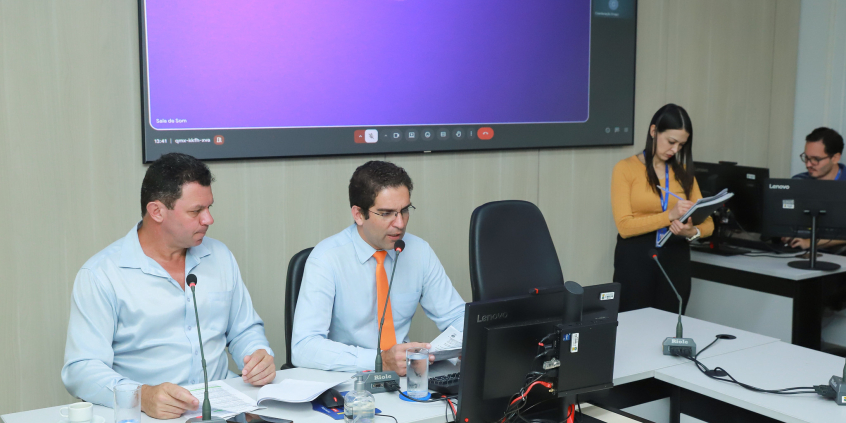 parlamentares presentes em reunião de comissão na câmara de bh