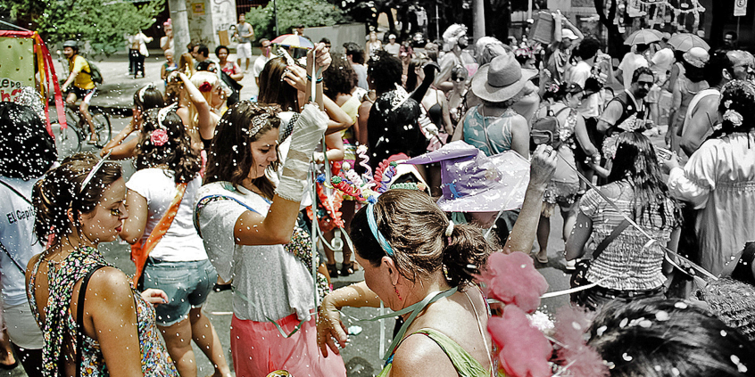 pessoas em bloco de carenaval