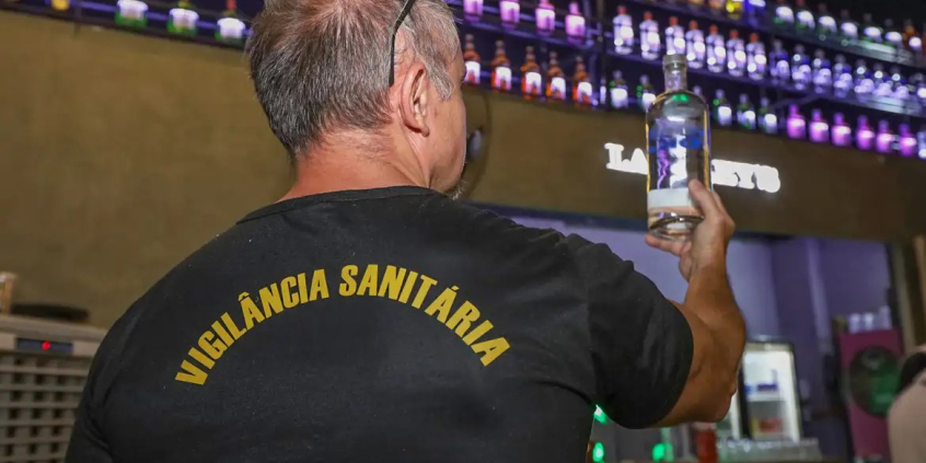 agente da vigilância sanitária realização fiscalização em bar