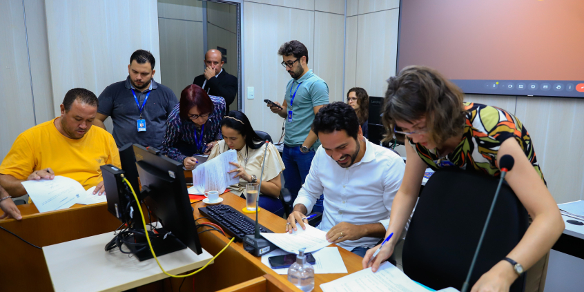 parlamentares presentes em reunião de comissão