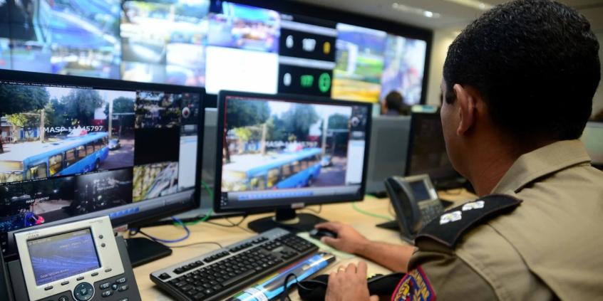 agente de segurança realiza monitoramento por câmera