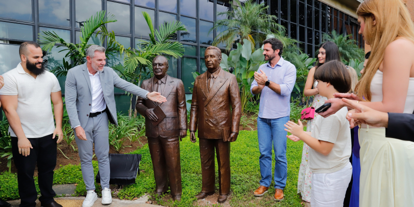 Vereadores e convidados na Praça da Constituinte, em frente à estátua recém-inaugurada