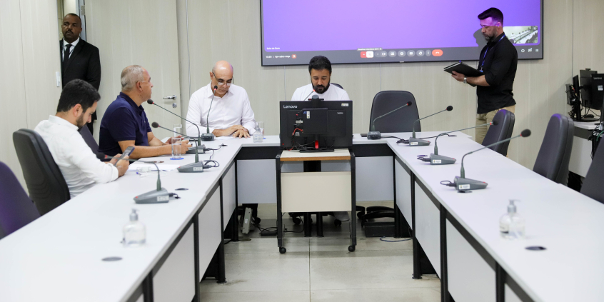 Vereadores reunidos ao redor de mesa durante reunião de comissão na CMBH