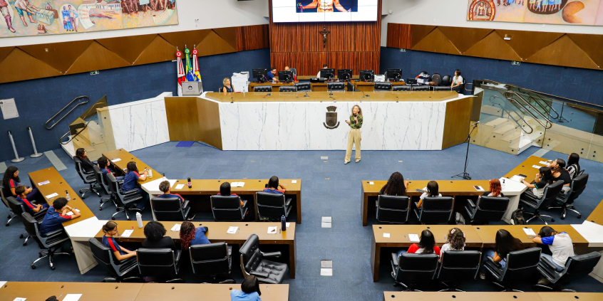 Plenário Amintas de Barros com palestrante e membros do Parlamento Jovem