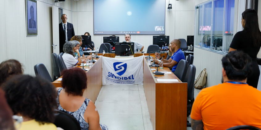 Vereadores e convidados no Plenário Camil Caram