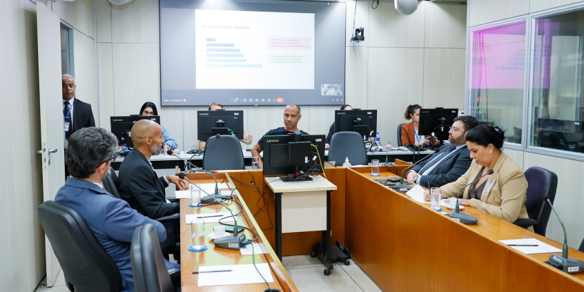 parlamentares e participantes presentes em audiência pública na câmara municipal de bh
