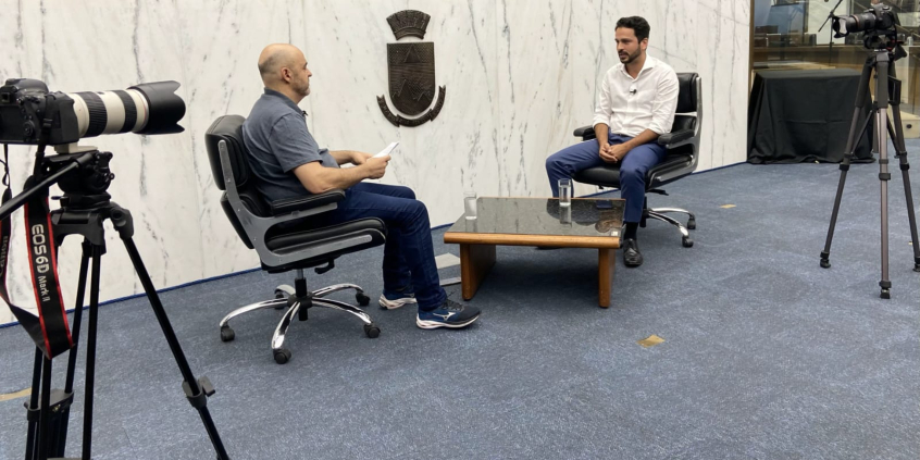 O jornalista Alessandro Duarte entrevista o vereador Uner Augusto no Plenário Amintas de Barros