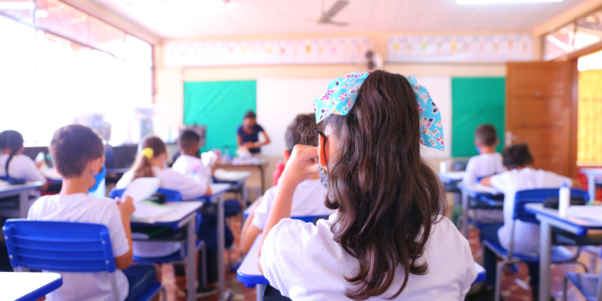 sala de aula com alunos,vista do fundo
