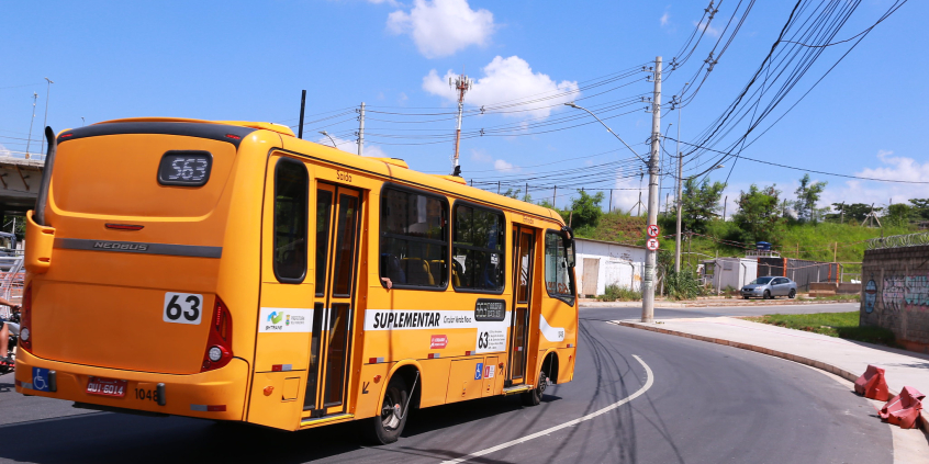 Micro-ônibus do sistema complementar, de cor amarela