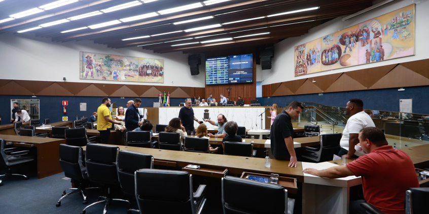 Vereadores reunidos no Plenário durante reunião