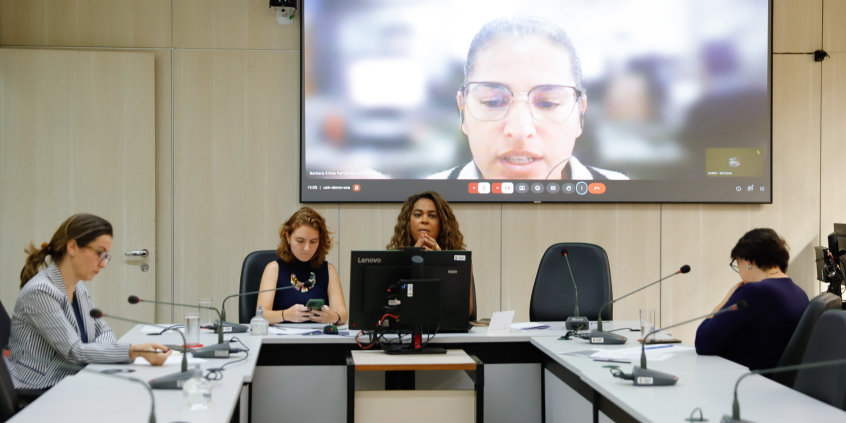 Vereadores reunidos ao redor de mesa durante audiência pública