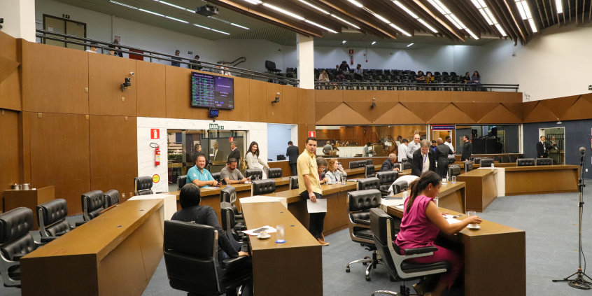 parlamentares presentes na reunião plenária da câmara de bh