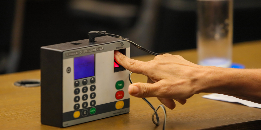 Vereadora votando em projeto de lei no Plenário