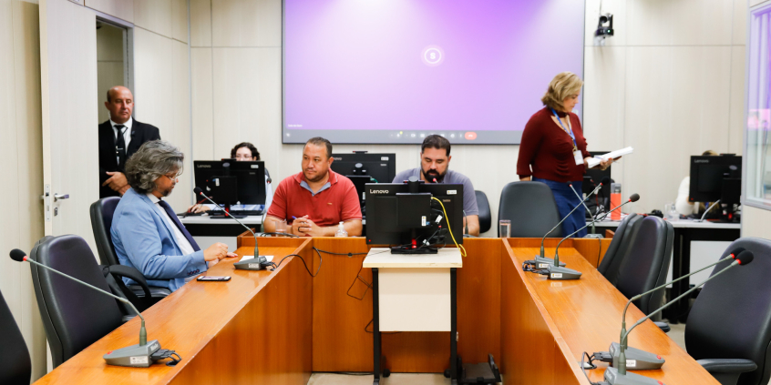 parlamentares e participantes presentes em reunião na câmara municipal de bh