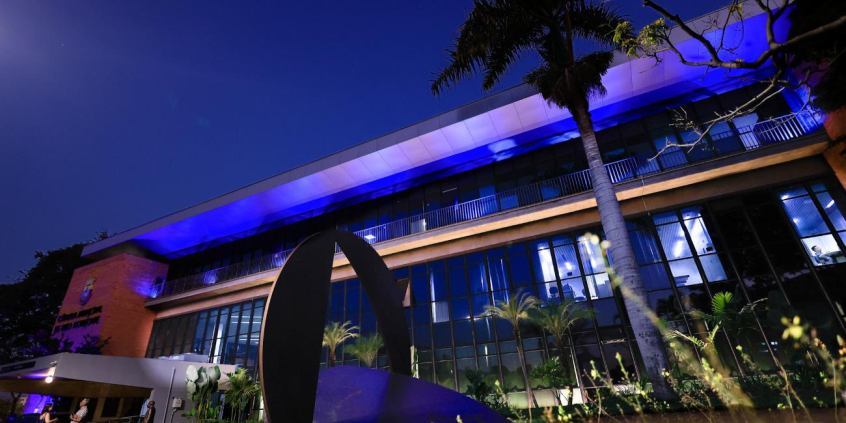 fachada da câmara municipal iluminada na cor azul