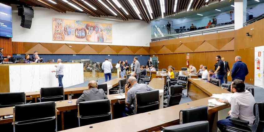 parlamentares presentes em reunião plenária da câmara de bh