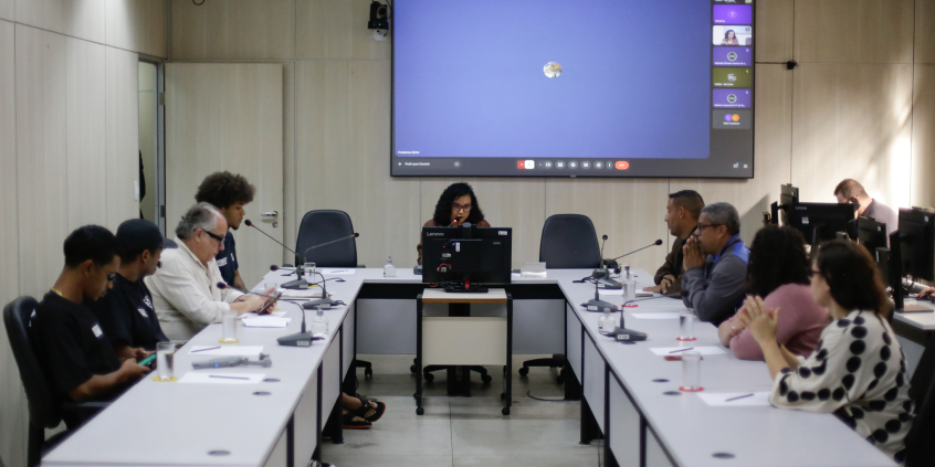 parlamentares e participantes presentes em audiência pública na câmara municipal de bh