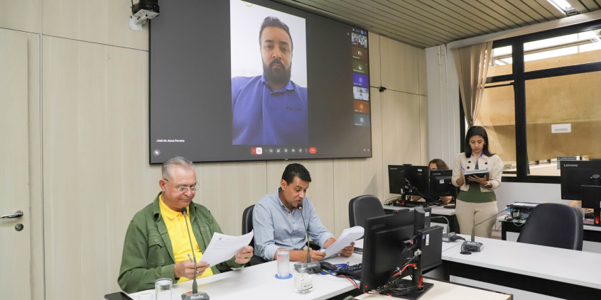 parlamentares presentes em reunião de comissão