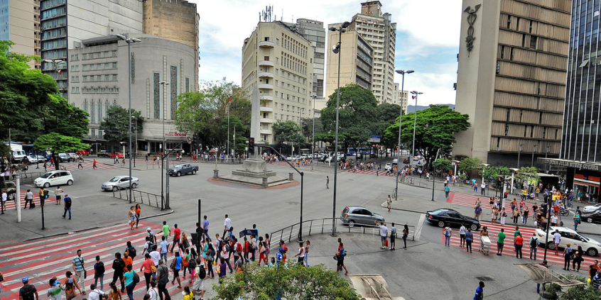 Imagem aérea da Praça Sete de Setembro com pedestres atravessando as ruas do cruzamento