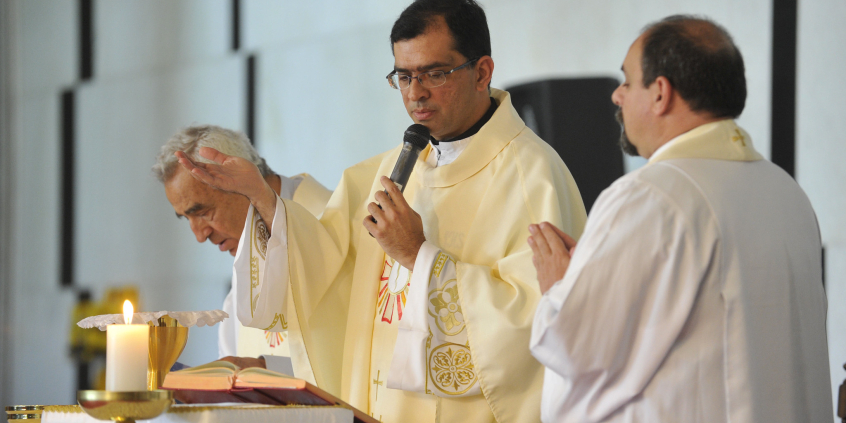 padre celebrando missa