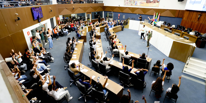 Membros do Parlamento Jovem no Plenário Amintas de Barros
