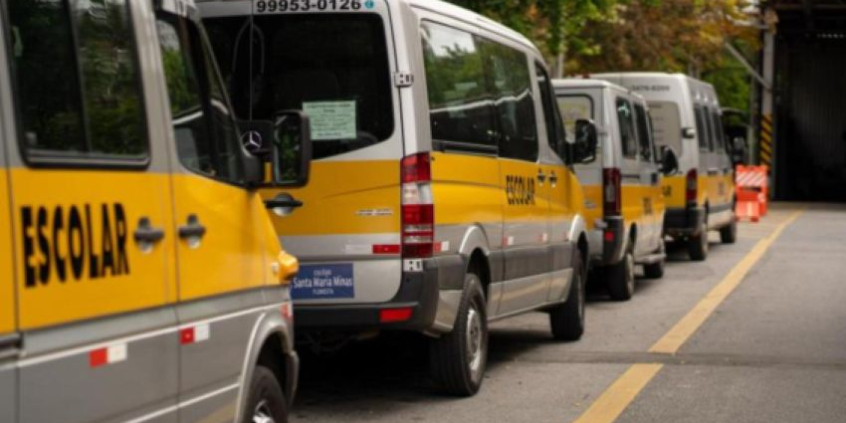 Fila de ônibus escolares