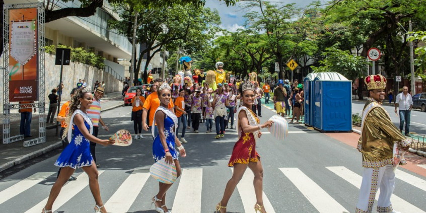 foliões no carnaval de bh
