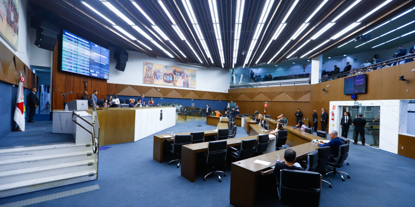 parlamentares presentes na reunião plenária da câmara de bh