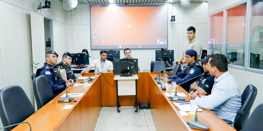 parlamentares e participantes presentes em audiência pública na câmara municipal de bh