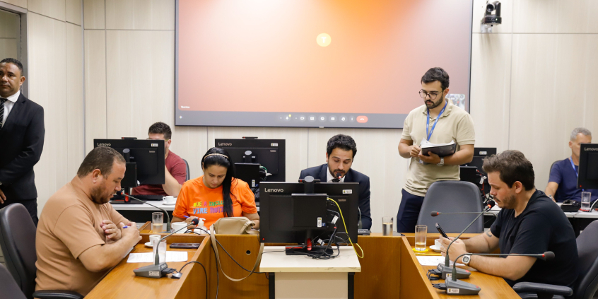 parlamentares presentes em reunião de comissão