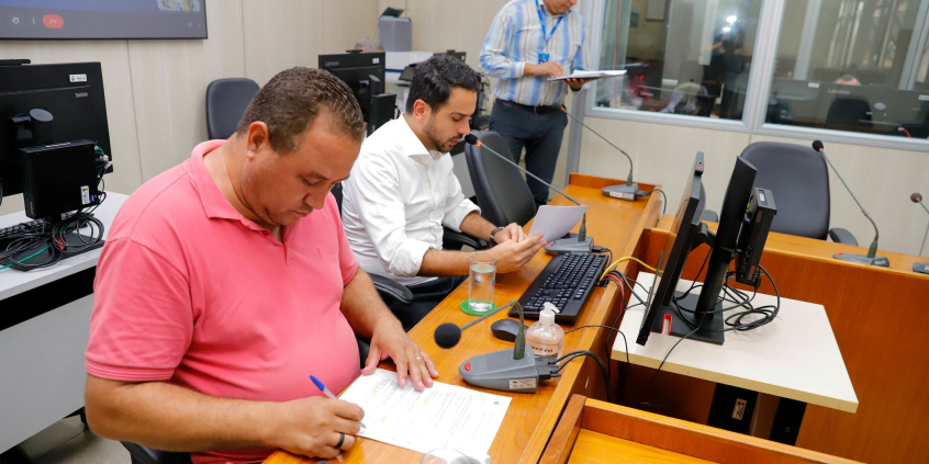 parlamentares presentes em reunião de comissão