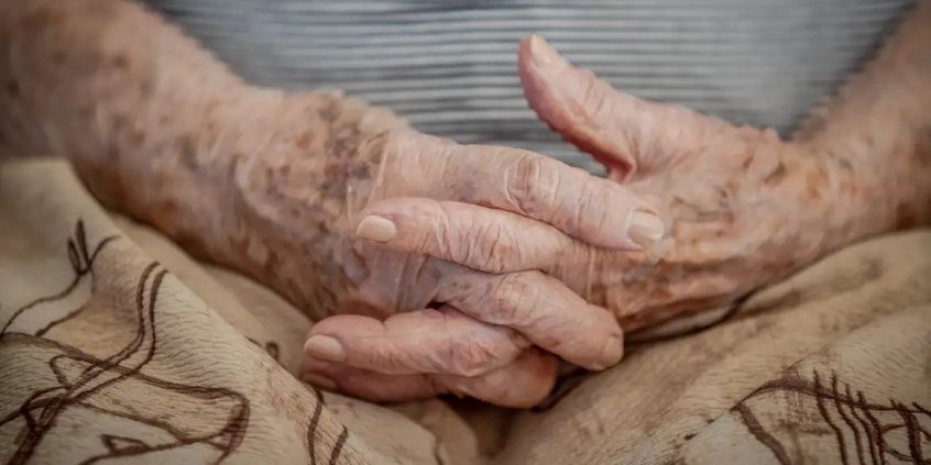 mãos de pessoa idosa