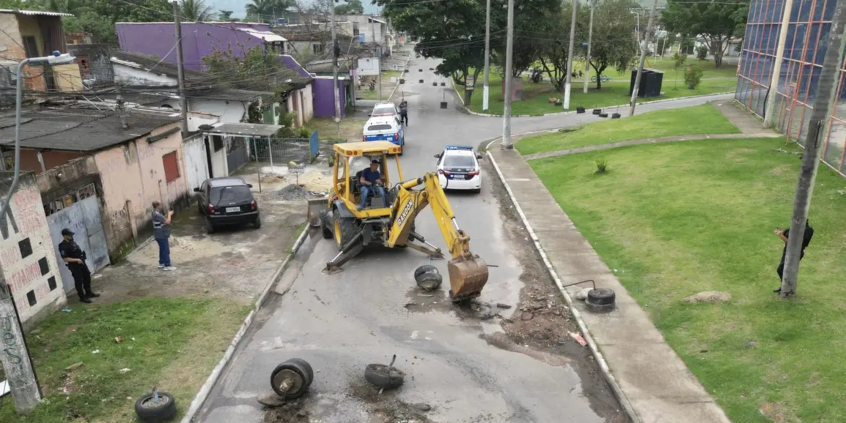 trator retira barricadas de via pública