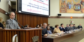 Vereador Heleno discursa durante a solenidade