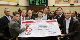 Vereadores fazem momento simbólico de assinaturas para movimento em favor da saúde