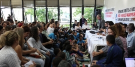 O requerente Gilson Reis preside audiência da Comissão de Administração Pública, com saguão da Casa lotado (Foto: Mila Milowski)