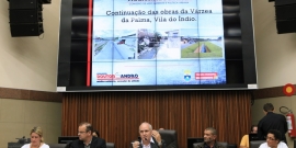 Doutor Sandro intermediou diálogo entre representantes da prefeitura e moradores da área. (Foto: Eduardo Profeta)
