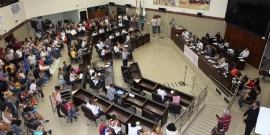 pais e alunos de duas escolas públicas municipais de ensino especial em Venda Nova lotaram plenário Amynthas em audiência