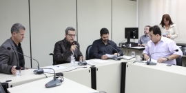 Parlamentares em reunião da Comissão de Direitos Humanos e Defesa do Consumidor. Foto: Mila Milowski