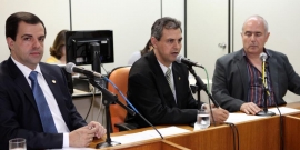 Vereadores Juninho Los Hermanos, Sérgio Fernando Pinho Tavares (presidente) e Dr. Sandro, na reunião da Comissão Especial 