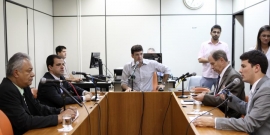 Imtegrantes da Comissão de Legislação e Justiça apreciam 30 projetos de lei em sua 6ª reunião ordinária