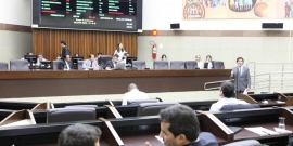Vereadores em reunião no Plenário Amynthas de Barros