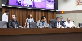 Parlamentares em reunião da Comissão de Desenvolvimento Econômico, Transporte e Sisitema Viário. Foto: Mila Milowski